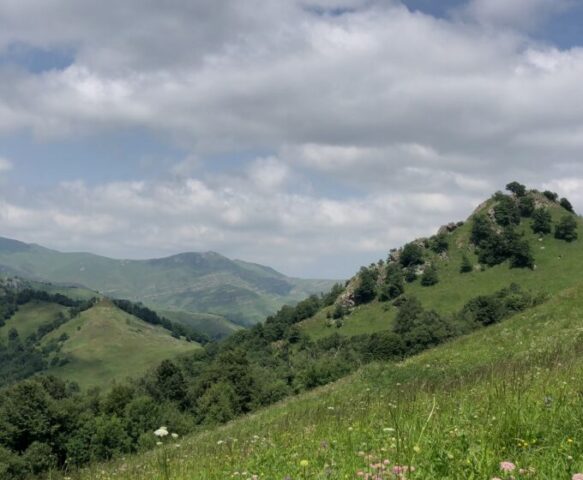 Panoramaaufnahme mit weiter Sicht über die Berge in Armenien