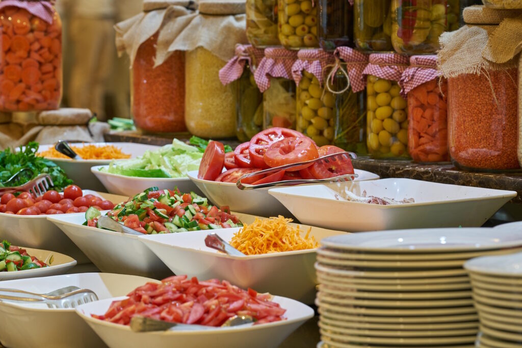 Was muss man wissen, um im Urlaub - besonders in tropischen Ländern - sich vor Bakterien, die es im Hotelbuffet geben kann, schützen kann.