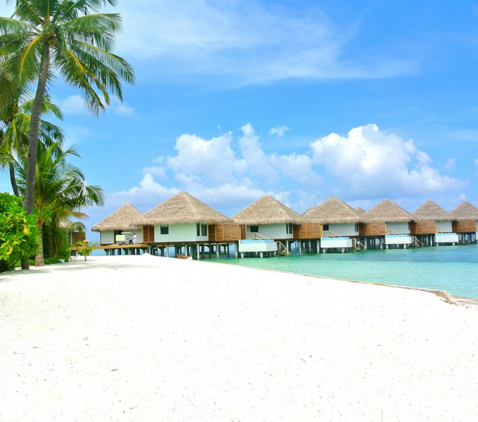 Überwasser‑Villen auf Stelzen über türkisblauem Meer auf den Malediven.