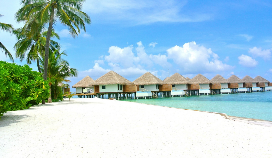 Überwasser‑Villen auf Stelzen über türkisblauem Meer auf den Malediven.