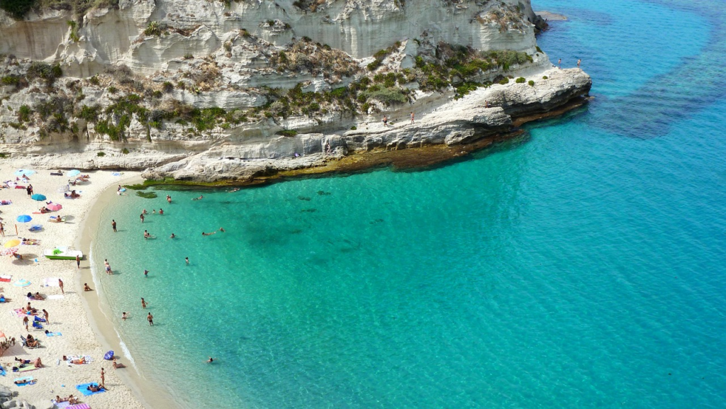 Tropea Beach mit weißem Sand, klarem Meer und den markanten Felsklippen unterhalb der historischen Altstadt.