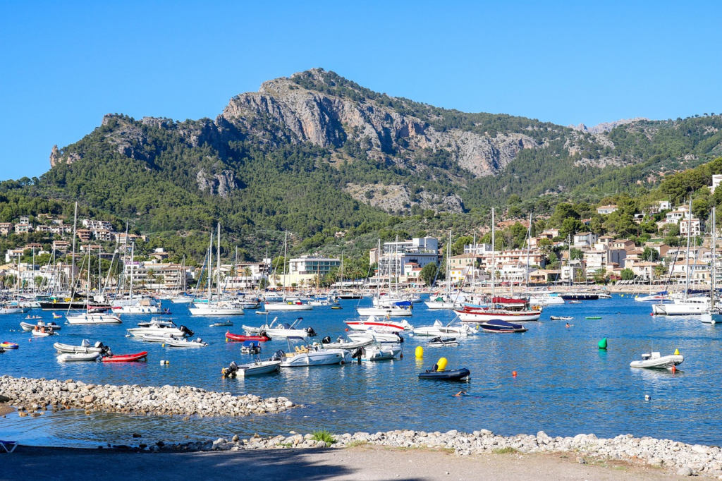 Mallorcas Port de Sóller mit Yachthafen, klarem Meer und malerischer Küstenlandschaft.