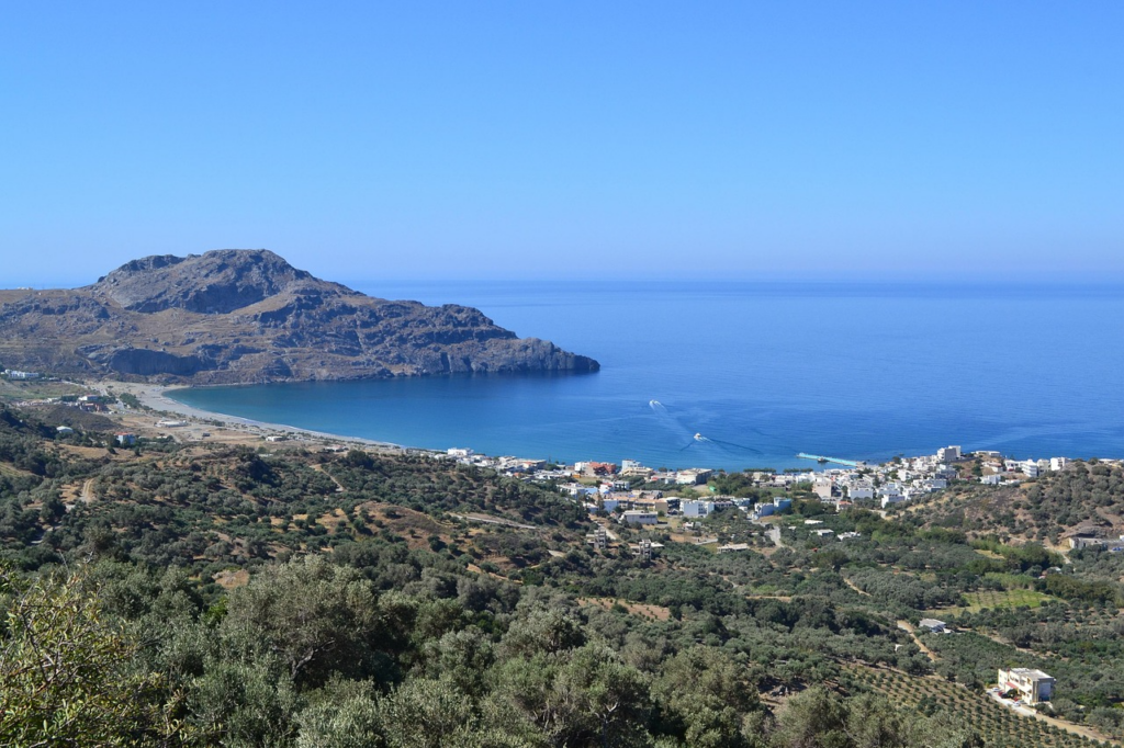 Natürliche Felsenküste bei Falassarna Beach auf Kreta mit klarem Wasser und mediterraner Landschaft.