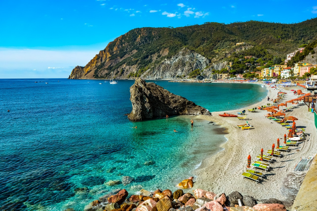Idyllische Küstenlandschaft der Spiaggia dei Conigli auf Lampedusa mit klarem Wasser und hellem Sandstrand.