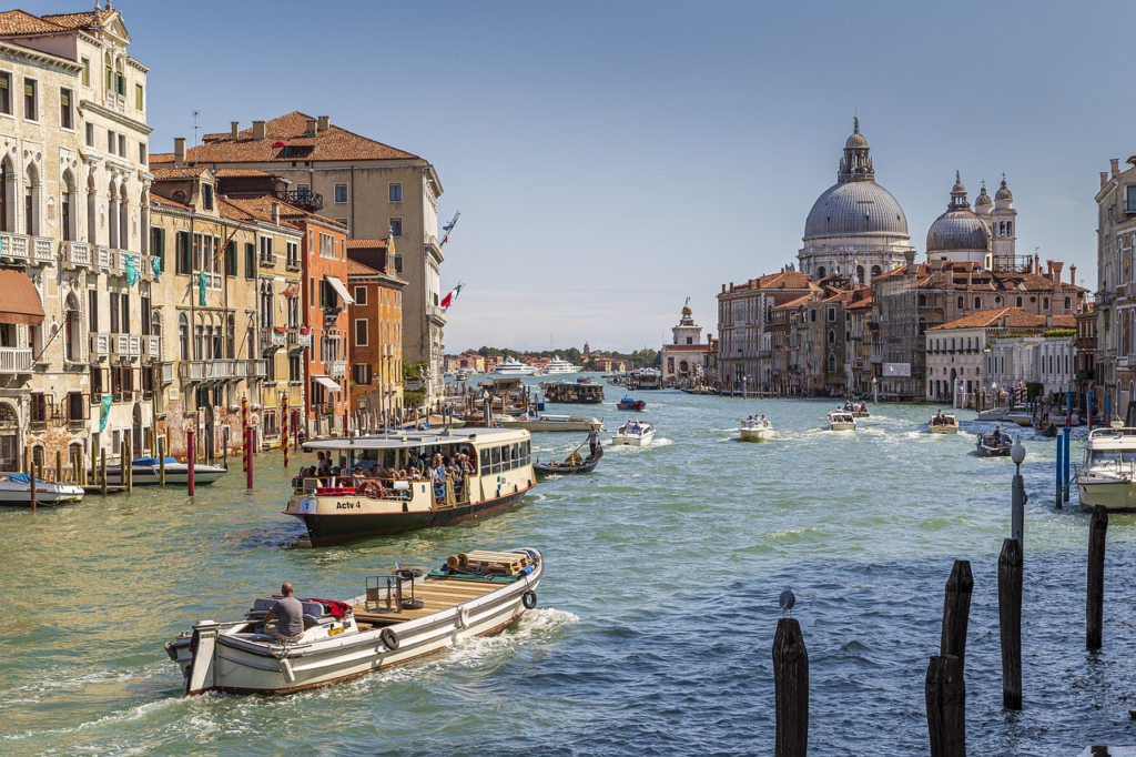Venedig mit historischen Kanälen und dichtem Besucherandrang – eine Stadt, die 2026 stark unter Overtourism, Umweltproblemen und Belastungen für Bewohner und Infrastruktur leidet.