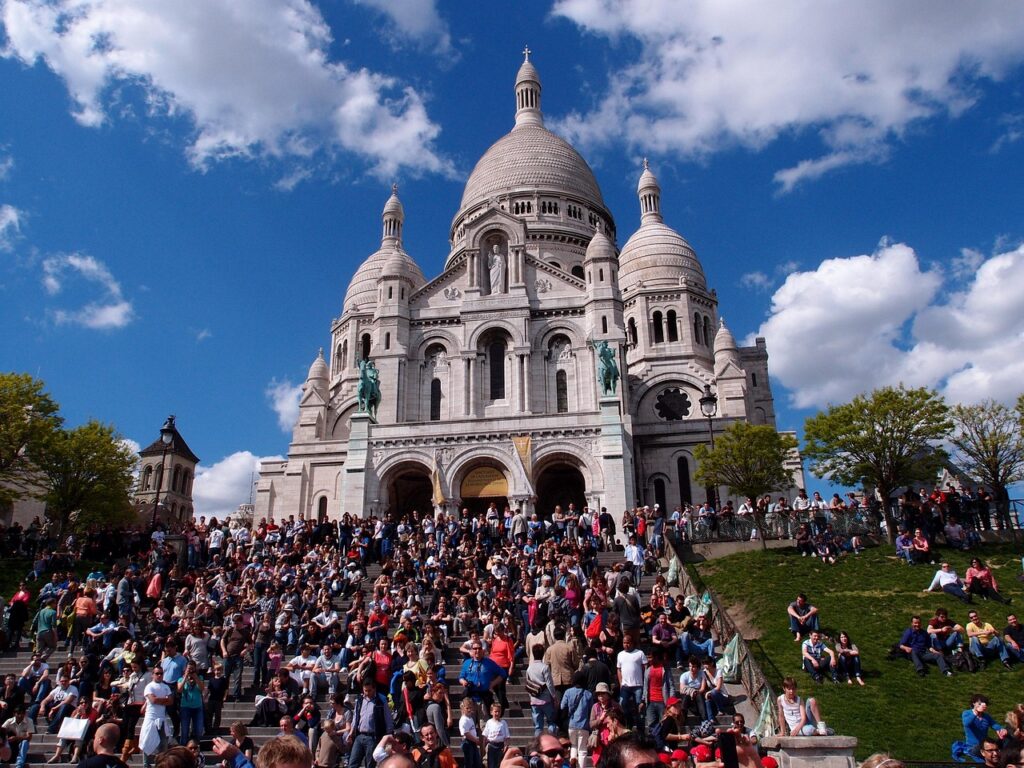 Montmartre in Paris mit historischen Gebäuden, engen Gassen und typischem Stadtflair – ein beliebtes Viertel, das 2026 zunehmend unter Overtourism und seinen Folgen leidet.
