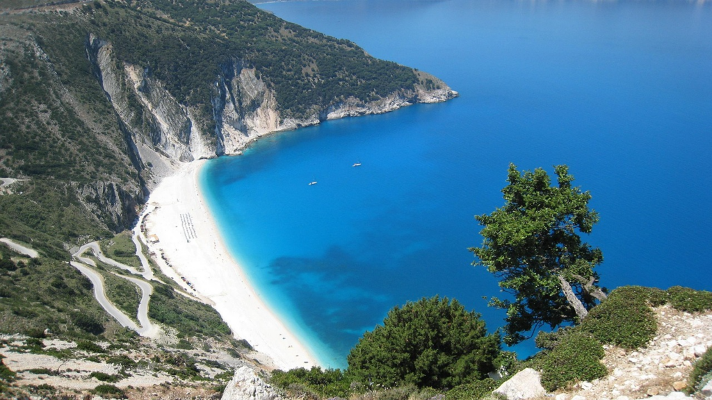 Atemberaubende Küstenlandschaft von Myrtos Beach mit türkisfarbenem Wasser und steilen Klippen.