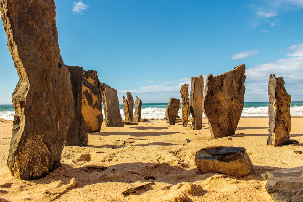 Natur pur an der Algarve – ein Strand, eingerahmt von Felsen und dem Rauschen des Atlantiks.