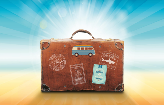 Ein Reisekoffer im Sonnenlicht – Symbolbild für Urlaub, Gepäck und die ultimative Packliste für jede Reise.