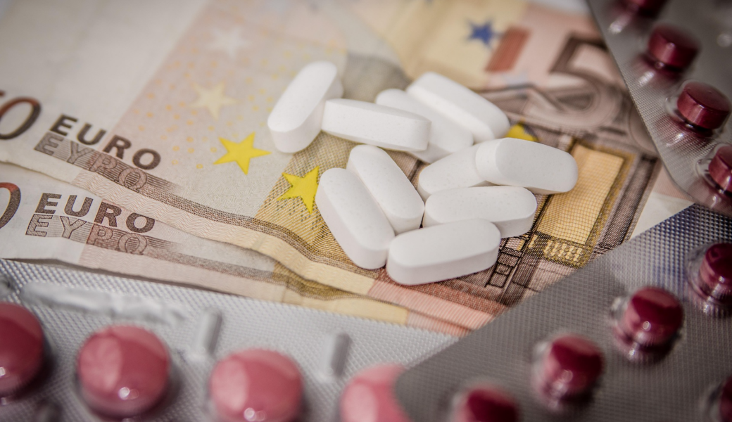 Reiseapotheke mit wichtigen Medikamenten und Verbandsmaterial für den Urlaub.